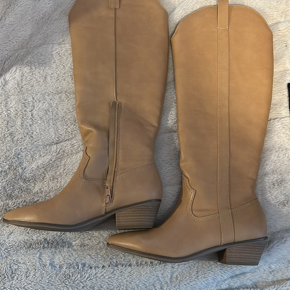 Women’s SZ 8.5 boots - Picture 2 of 4